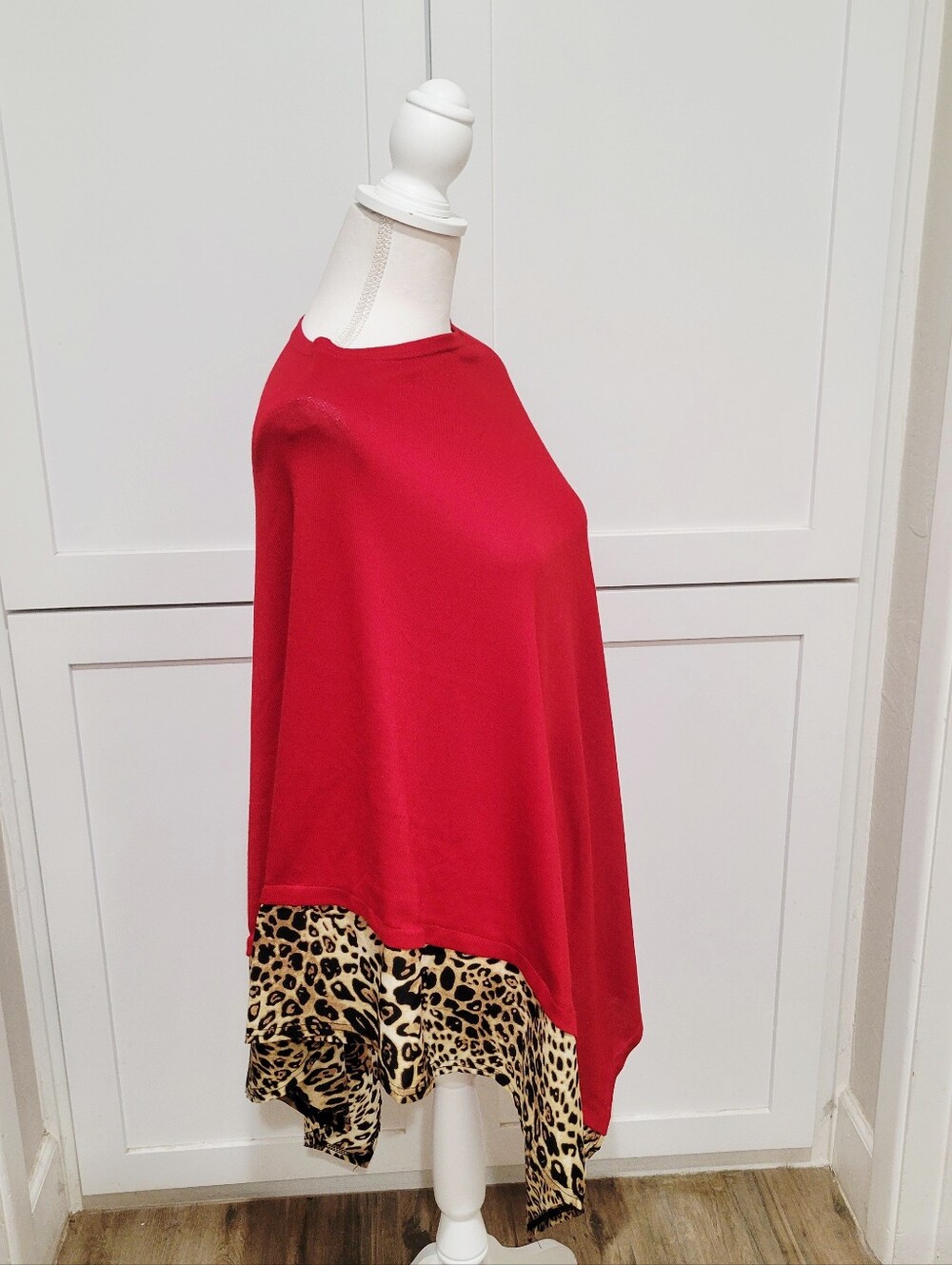 Red Cape with Leopard Print Trim | Size Medium - Picture 3 of 4